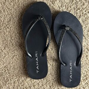 Tahari size 8 black bling flip flops